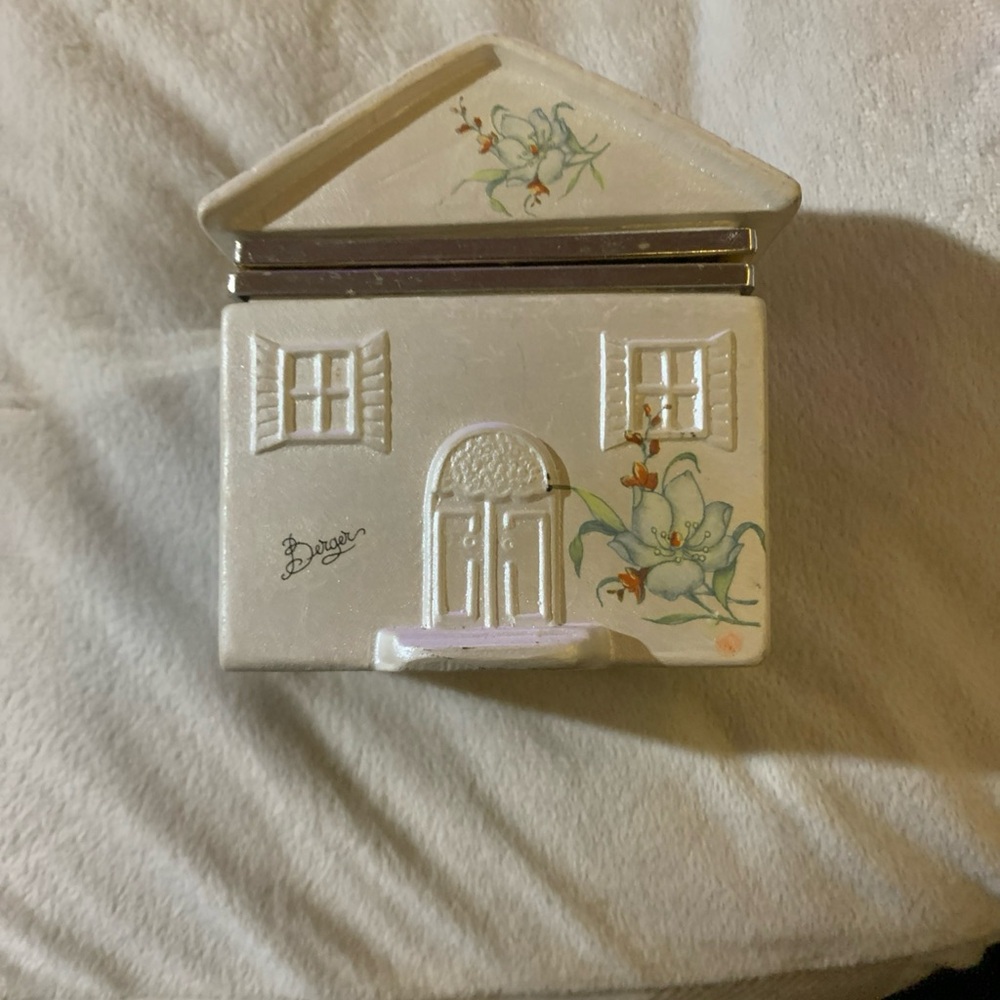 Cream Cottage Bath Accessory with Green Floral Details